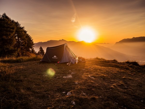 Quels sont les avantages et les inconvénients du camping en zone de haute montagne?