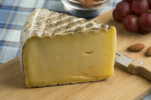 Comment choisir une croisière qui inclut des dégustations de fromages artisanaux dans les Alpes suisses?